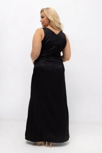 Tył czarnej sukienki maxi PLUS SIZE z satynowym wykończeniem. Elegancka długa sukienka na wesele i wyjątkowe okazje. Klasyczny fason zapewniający komfort i ponadczasowy wygląd.