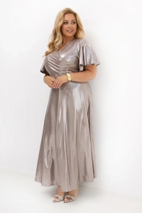 Długa sukienka wizytowa PLUS SIZE w kolorze szampańskim z błyszczącej tkaniny. Elegancki fason z kopertowym dekoltem pięknie modeluje sylwetkę. Doskonała na wesele, chrzciny i uroczystości rodzinne.
