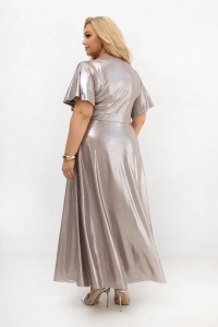 Tył eleganckiej sukienki maxi PLUS SIZE w kolorze szampańskim. Zwiewny fason z połyskującej tkaniny zapewnia komfort i piękny wygląd. Idealna sukienka na wesele, galę i wyjątkowe uroczystości.