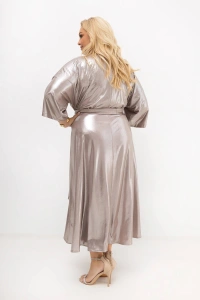 Szampańska sukienka kopertowa PLUS SIZE z połyskującej tkaniny prezentowana z tyłu. Elegancka sukienka midi z wiązaniem w talii i szerokimi rękawami idealnie sprawdzi się na wesele, komunię, chrzciny i przyjęcia.