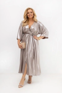 Elegancka szampańska sukienka kopertowa PLUS SIZE z połyskującym wykończeniem. Model midi z wiązaniem w talii, dekoltem V i rękawami 3/4 doskonale sprawdzi się na wesele, komunię, chrzciny, przyjęcie oraz inne eleganckie okazje.