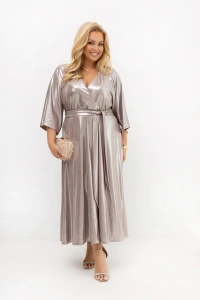 Elegancka sukienka kopertowa PLUS SIZE w kolorze szampańskim z połyskiem. Dekolt V, wiązanie w talii i długość midi podkreślają sylwetkę. Idealna sukienka na wesele, komunię, chrzciny i eleganckie przyjęcia.