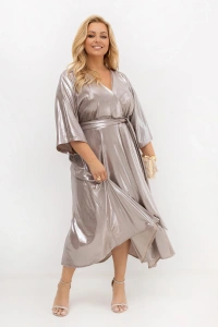 Szampańska sukienka wizytowa PLUS SIZE z kopertowym dekoltem i połyskującym materiałem. Komfortowy fason z wiązaniem w talii sprawdzi się na wesele, komunię, chrzciny, bankiet i rodzinne uroczystości.