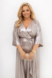 Zbliżenie szampańskiej sukienki kopertowej PLUS SIZE. Dekolt V, połyskująca tkanina oraz pasek w talii tworzą elegancką sukienkę na wesele, komunię, chrzciny i wieczorne wyjścia.