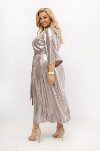 Szampańska sukienka midi PLUS SIZE prezentowana z boku. Kopertowy fason, szerokie rękawy i połyskujący materiał zapewniają elegancki wygląd oraz wygodę podczas wesel, przyjęć i uroczystości.