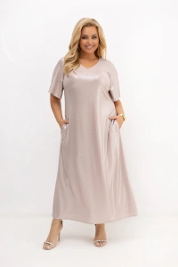 Sukienka maxi PLUS SIZE z połyskującej tkaniny w kolorze pudrowego różu. Elegancka sukienka damska z kieszeniami, dekoltem V i krótkim rękawem. Idealna na wesele, komunię, chrzciny i inne uroczystości.