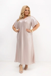 Elegancka sukienka maxi PLUS SIZE w kolorze pudrowego różu z subtelnym połyskiem. Luźny fason, rozcięte rękawy i dekolt V zapewniają komfort oraz styl na wesele, komunię i przyjęcia.