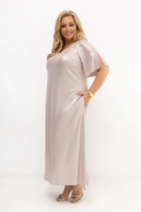 Sukienka damska PLUS SIZE maxi z połyskującej tkaniny. Elegancki model z kieszeniami, dekoltem V i krótkim rękawem doskonale sprawdzi się na wesele, komunię, chrzciny i rodzinne uroczystości.