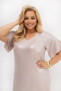 Elegancka sukienka PLUS SIZE z dekoltem V i połyskującym wykończeniem. Kobiecy fason pięknie układa się na sylwetce i sprawdzi się na wesele, komunię oraz eleganckie przyjęcia.