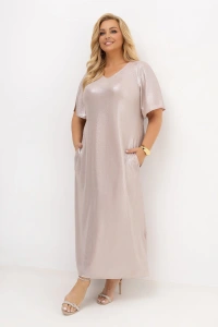 Długa sukienka PLUS SIZE z kieszeniami i subtelnym połyskiem. Elegancki model w kolorze pudrowego różu na wesele, komunię, chrzciny, przyjęcia oraz inne wyjątkowe okazje.