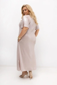 Sukienka maxi PLUS SIZE w kolorze pudrowego różu z połyskującą tkaniną. Elegancki fason z dekoltem V, kieszeniami i krótkim rękawem doskonały na wesele, komunię i chrzciny.