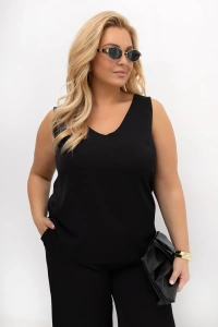 Czarna bluzka damska PLUS SIZE bez rękawów z dekoltem V. Minimalistyczny top plus size doskonale komponuje się z eleganckimi spodniami, spódnicą i marynarką.