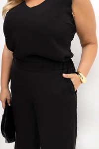 Zbliżenie czarnego topu PLUS SIZE z dekoltem V. Elegancka bluzka damska bez rękawów wykonana z gładkiej tkaniny, idealna do eleganckich spodni i marynarki.
