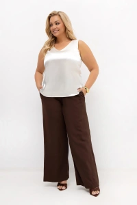 Ecru top damski PLUS SIZE z dekoltem V bez rękawów. Elegancka bluzka plus size o prostym fasonie doskonale komponuje się z eleganckimi spodniami, spódnicą oraz marynarką na co dzień i do pracy.
