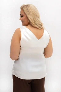 Tył ecru topu PLUS SIZE z dekoltem V. Elegancka bluzka damska bez rękawów o prostym kroju zapewnia komfort noszenia i uniwersalne zastosowanie.