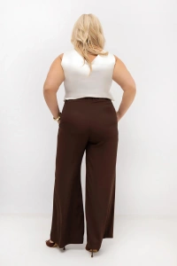 Tył eleganckiego topu PLUS SIZE w kolorze ecru. Klasyczna bluzka damska bez rękawów z dekoltem V z tyłu sprawdzi się w codziennych i eleganckich stylizacjach.
