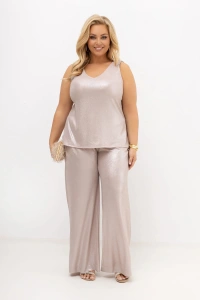 Elegancki komplet damski PLUS SIZE Asteria w kolorze beżowym z subtelnym połyskiem. Model składa się z topu na szerokich ramiączkach oraz spodni z szerokimi nogawkami, tworząc wygodną i efektowną stylizację na wesele, przyjęcie lub wyjątkowe okazje.