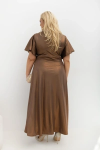 Sukienka Glam Caramel Brown plus size widok z tyłu – elegancka sukienka maxi na wesele, bal i przyjęcie. Karmelowy brąz, połyskująca dzianina, zaznaczona talia, szerokie rękawy i rozkloszowany dół.