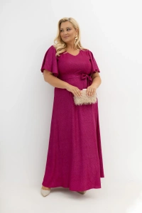 Amarantowa sukienka maxi Wedding Glow Plus Size z delikatną srebrną poświatą, paskiem i szerokimi rękawami. Elegancka sukienka na wesele, bal, Sylwestra, Andrzejki i wyjątkowe uroczystości.