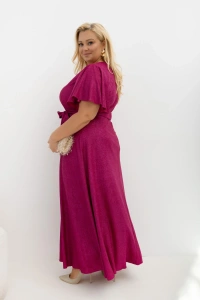 Amarantowa sukienka maxi Wedding Glow Plus Size – widok z boku i tyłu. Elegancki fason z paskiem, szerokimi rękawami i subtelną srebrną poświatą, idealny na wesele, bal i przyjęcie.