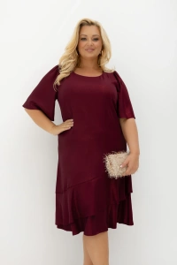 Elegancka bordowa sukienka midi Evelyn Plus Size z falbanami, luźnym fasonem i delikatnym połyskiem. Stylowa sukienka na wesele, poprawiny, jubileusz, Sylwestra i eleganckie przyjęcia.