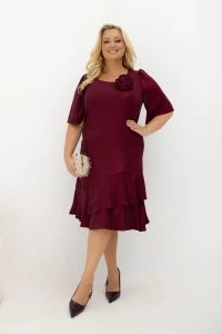 Bordowa sukienka midi Evelyn z falbanami i odpinaną różą Plus Size. Elegancki model z delikatnym połyskiem idealny na wesele, poprawiny, Andrzejki, Sylwestra i uroczyste przyjęcia.