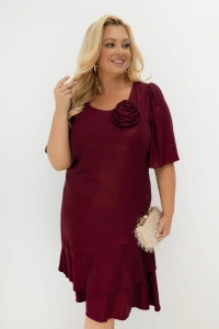 Bordowa sukienka midi Plus Size Evelyn z falbanami i odpinaną różą. Luźny fason i subtelny połysk tworzą elegancką kreację na wesele, jubileusz, Sylwestra, Andrzejki i rodzinne uroczystości.