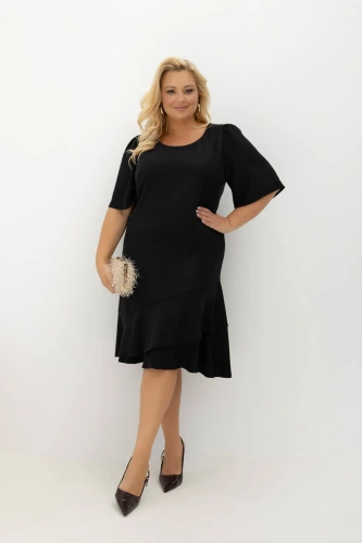 Elegancka sukienka midi z falbanami i odpinaną różą Evelyn czarna na wesele | Plus Size Oversize