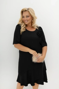 Elegancka czarna sukienka midi Evelyn z falbanami i odpinaną różą Plus Size. Uniwersalna kreacja na wesele, przyjęcie, jubileusz i Sylwestra, z luźnym fasonem i kobiecym wykończeniem.