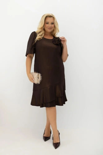 Elegancka sukienka midi z falbanami i odpinaną różą Evelyn czekoladowa na wesele | Plus Size Oversize