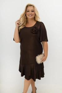 Elegancka czekoladowa sukienka midi Evelyn z falbanami i odpinaną różą Plus Size. Kobiecy model na wesele, Sylwestra, Andrzejki i rodzinne uroczystości, wykonany z delikatnie połyskującej tkaniny.