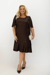 Czekoladowa sukienka midi Evelyn Plus Size z falbanami w wersji bez róży. Elegancka sukienka na wesele, przyjęcie, jubileusz i kolację, z luźnym fasonem i delikatnym połyskiem.