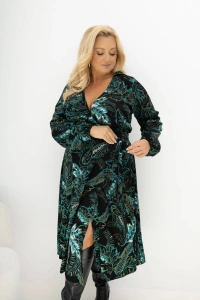 Sukienka midi Plus Size Hello Monica w czarno-turkusowy wzór paisley. Kopertowy fason wiązany na boku, dekolt V i 100% wiskoza. Kobieca sukienka na wesele, kolację i codzienne stylizacje.