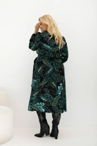 Hello Monica – kopertowa sukienka midi z wiskozy w czarno-turkusowy wzór paisley. Fason Plus Size z wiązaniem w talii, dekoltem V i długimi rękawami, idealny na wesele i na co dzień.