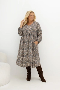 Wzorzysta sukienka midi Everyday Beauty Plus Size Oversize w odcieniach szarości, beżu i brązu – luźny fason, dekolt V, odcięcie pod biustem i praktyczne kieszenie.