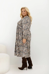 Sukienka midi Everyday Beauty Plus Size Oversize w szaro-beżowo-brązowy wzór – widok z boku prezentujący luźny fason i swobodnie układający się dół.