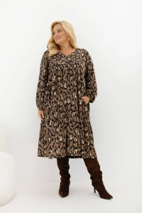 Sukienka midi Everyday Beauty z dekoltem V i kieszeniami w panterkę Plus Size Oversize – luźny fason, długie rękawy i zwierzęcy wzór w brązowych odcieniach.