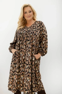 Sukienka Everyday Beauty w panterkę Plus Size Oversize – zbliżenie na dekolt V, odcięcie pod biustem, kieszenie i zwierzęcy wzór.