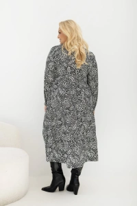 Sukienka midi Heart Story w białe serduszka Plus Size – widok z tyłu pokazujący długość midi, długie rękawy i warstwowy fason.