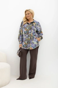 Oversizowa koszula Take Your Time w niebiesko-fioletowy print kwiatowy Plus Size Oversize – stylizacja z szerokimi brązowymi spodniami.