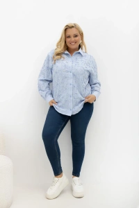 Koszula oversize Cotton Muse w błękitne paski z haftowanym wzorem 3D, 100% bawełna, zapinana na guziki – stylizacja Plus Size z jeansami.