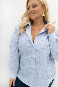 Detal koszuli Cotton Muse z haftowanym wzorem 3D na błękitnej tkaninie w paski – bawełniana koszula oversize Plus Size z kołnierzem.