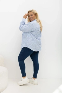 Koszula oversize Cotton Muse Plus Size z bawełny, błękitne paski i haft 3D – widok fasonu z tyłu i boku.