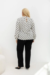 Bluzka Dot Darling Plus Size w grochy – widok z tyłu z dekoracyjną łezką zapinaną na guzik i długimi rękawami.