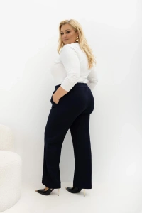 Granatowe spodnie On Repeat Plus Size widok z tyłu – elastyczna część pasa, klasyczny fason i lekko zwężane nogawki.