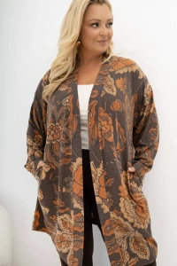 Kardigan Slow Moments brązowy w rdzawy print kwiatowy Plus Size Oversize – zbliżenie na wzór, kieszenie i swobodny fason.