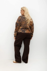 Brązowa bluzka Bloom Routine z dzianiny sweterkowej w kwiaty Plus Size Oversize – widok z tyłu.