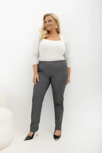 Szare spodnie Liora Plus Size z gumką w pasie i lekko zwężaną nogawką – stylizacja z białą bluzką.