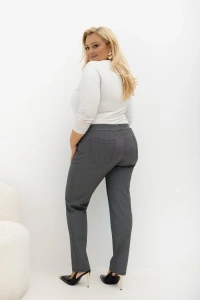 Szare spodnie Liora Plus Size z gumką w pasie – widok z tyłu i kieszenie.