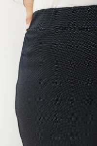 Granatowe spodnie Liora Plus Size z elastycznym pasem – detal tkaniny i wykończenia.